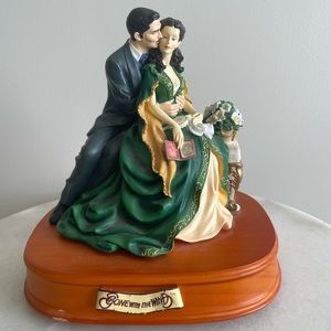 San Francisco Music Box, Rhett and Scarlett Sitting on a bench